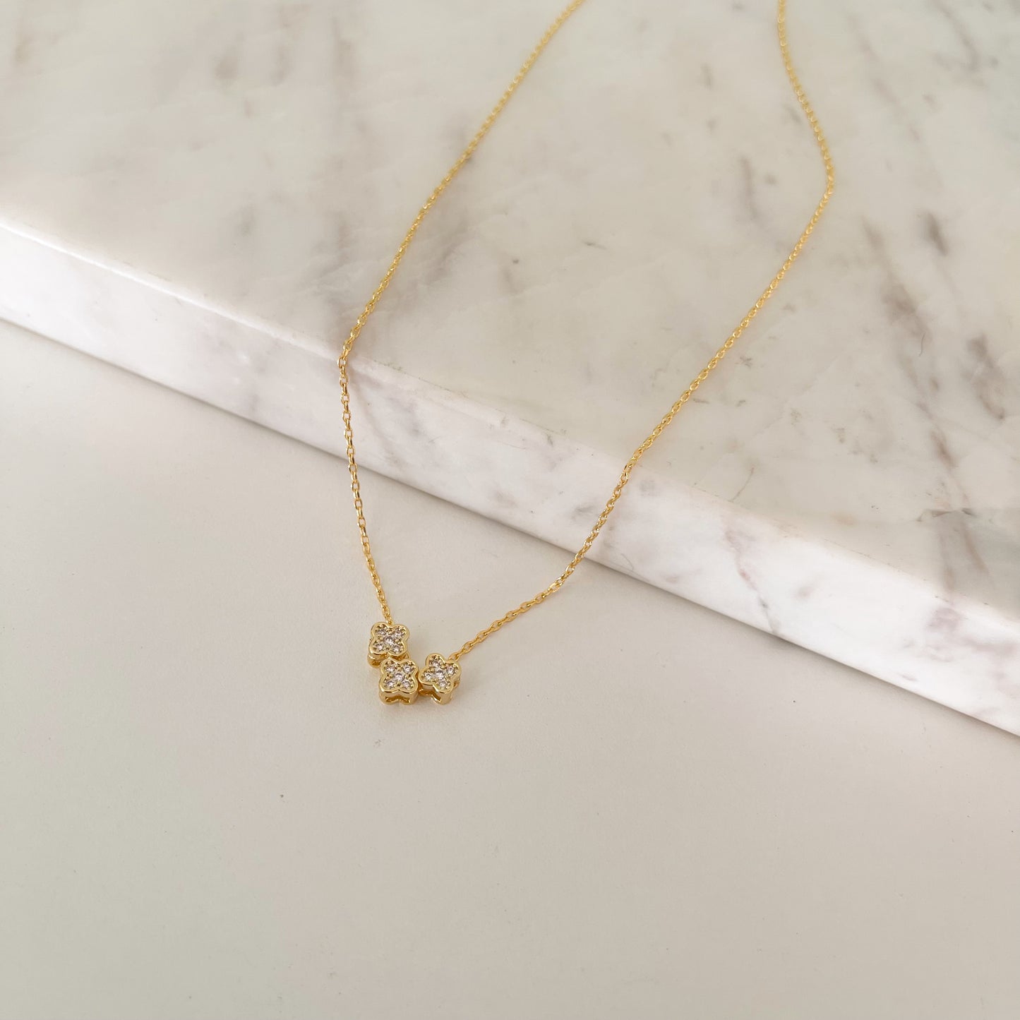 Collar trébol triple dorado