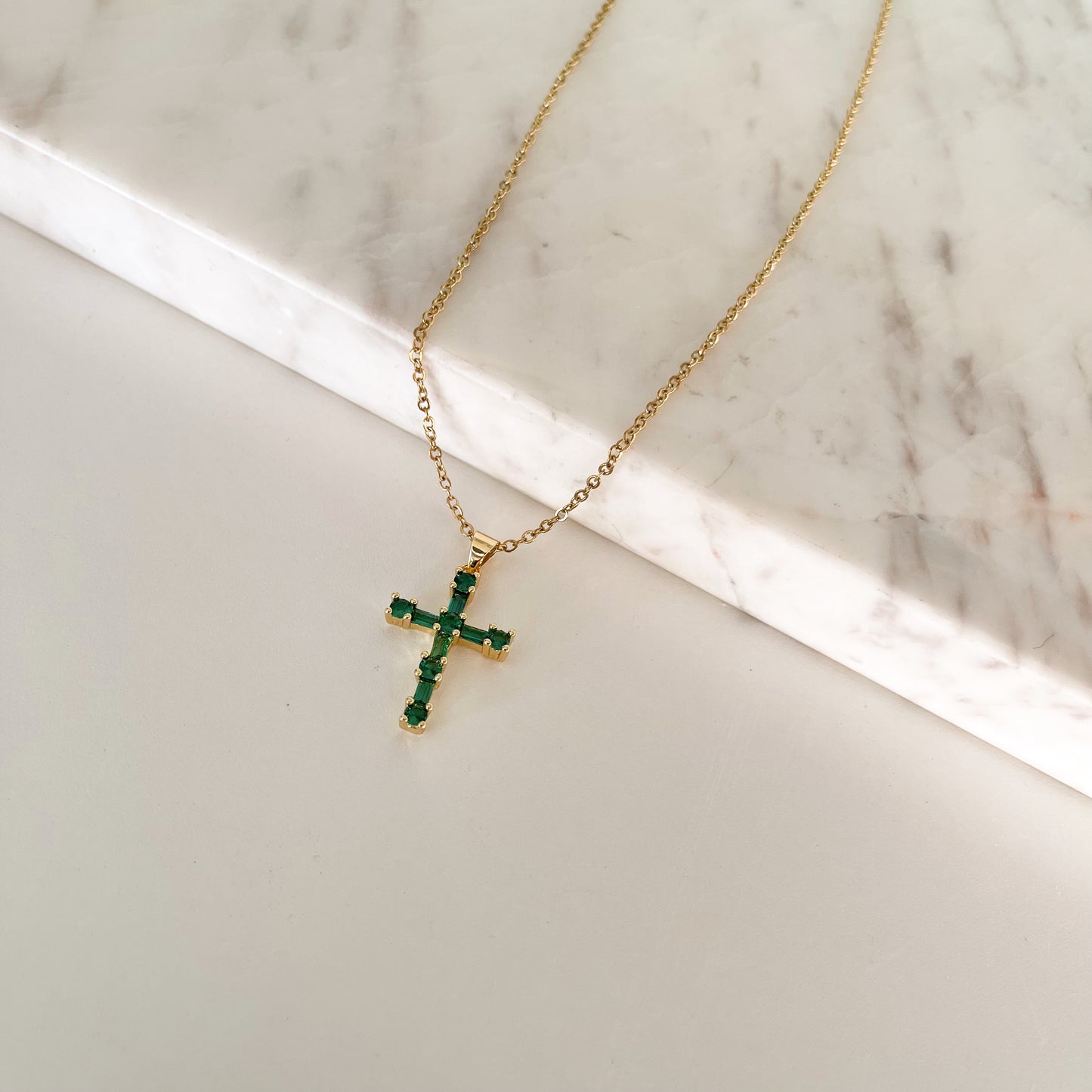 Collar cruz verde zirconias