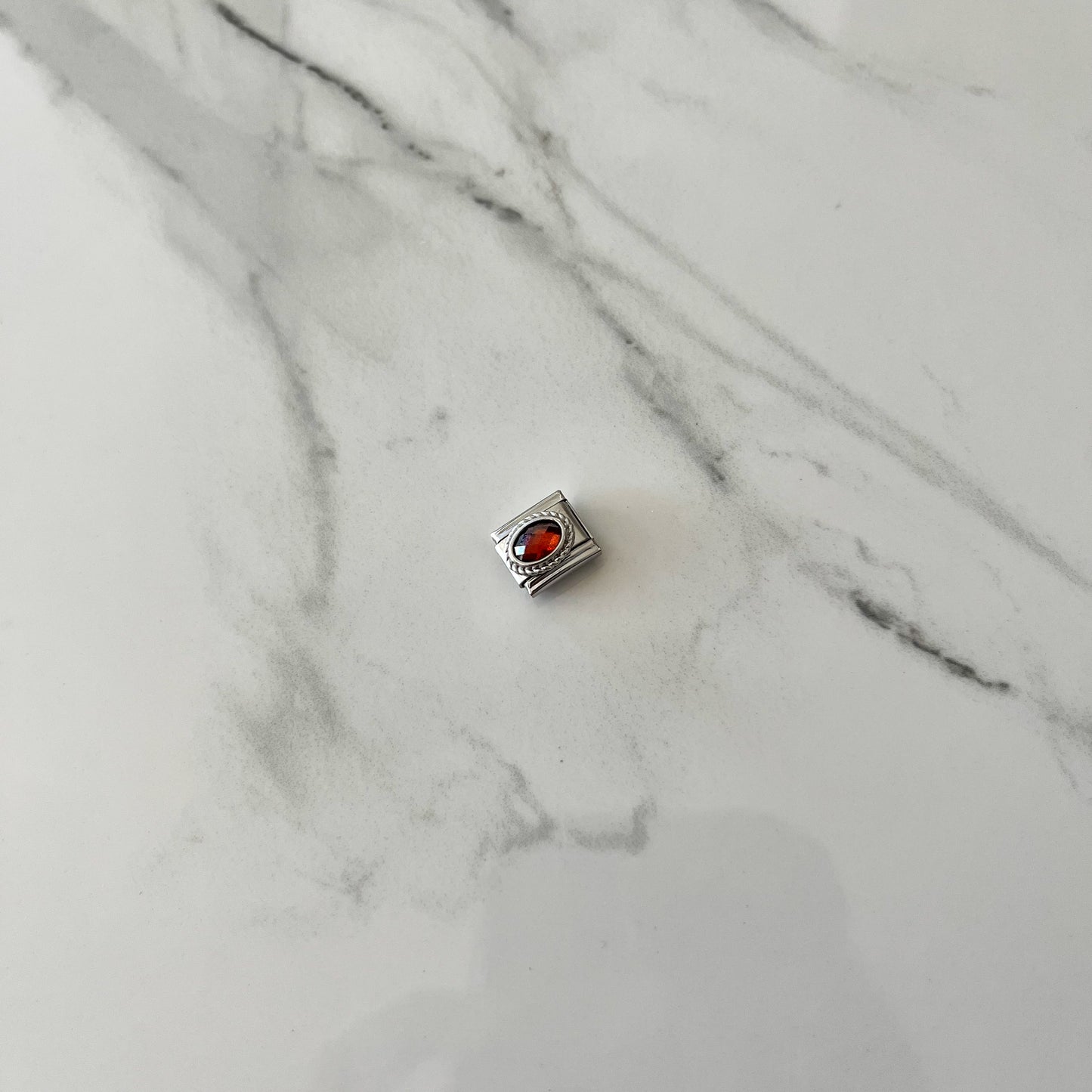 Charm piedra roja