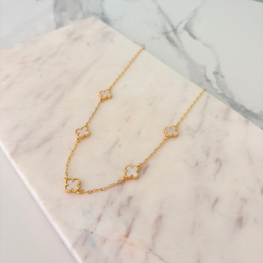 Collar trébol blanco