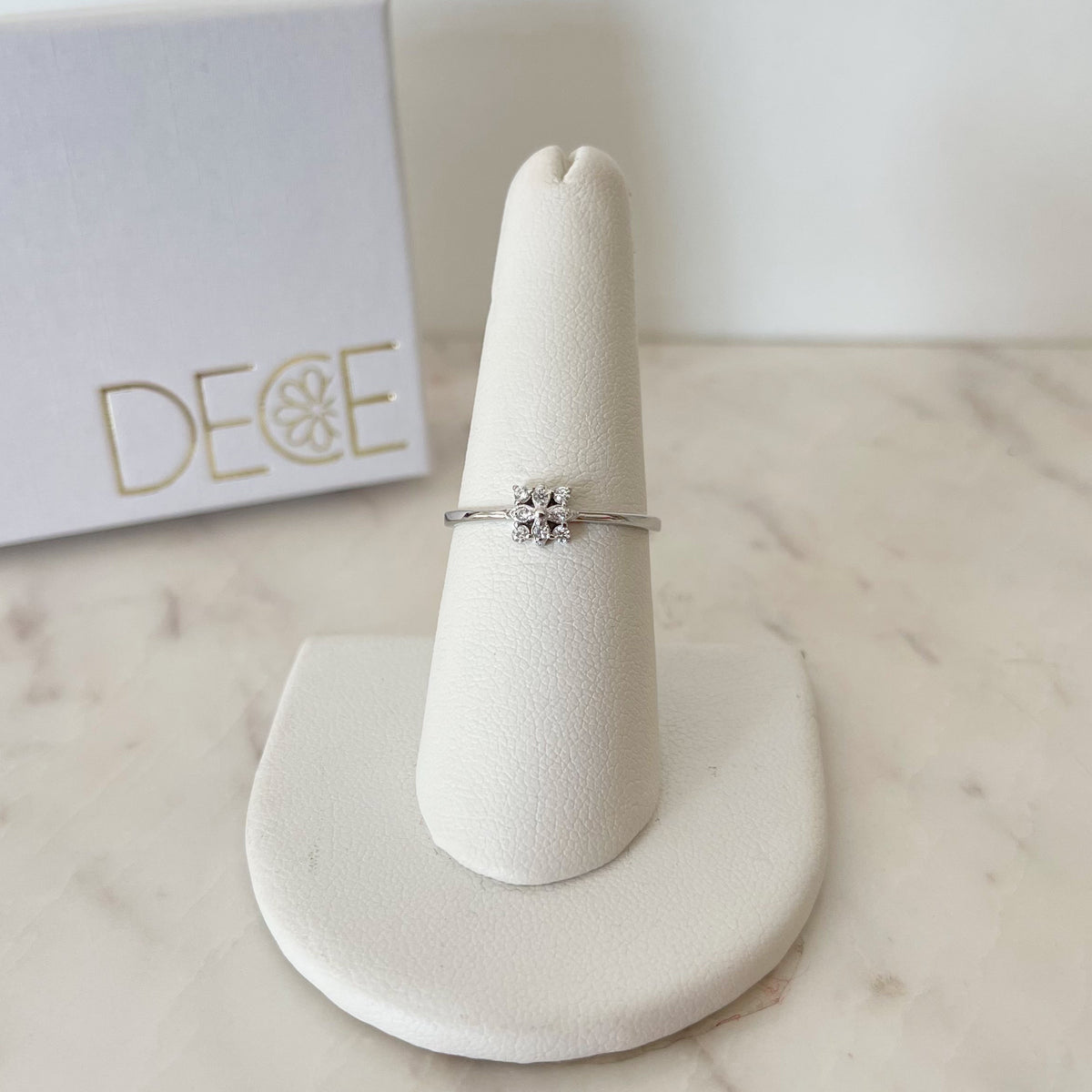 Anillo Flor zirconias