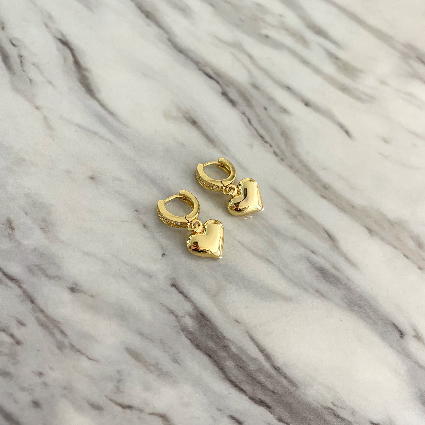 Aretes corazón dorados