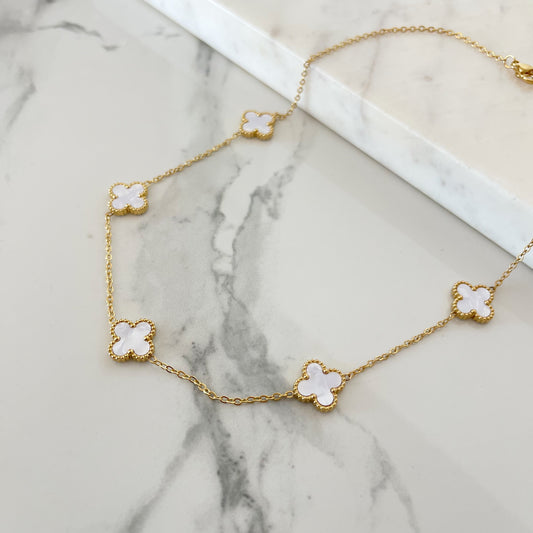 Collar trébol blanco