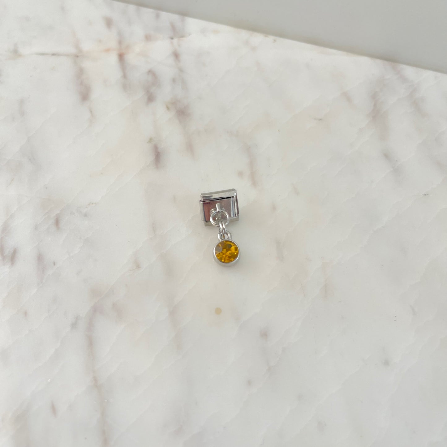 Charm piedra amarilla