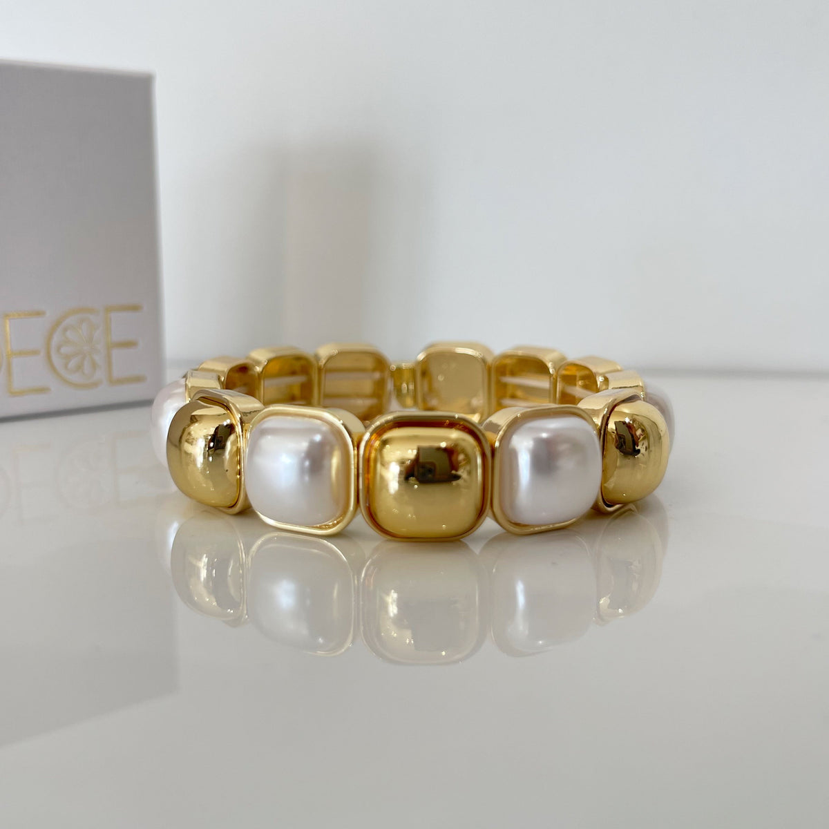 Brazalete Raquel Dorado con perla