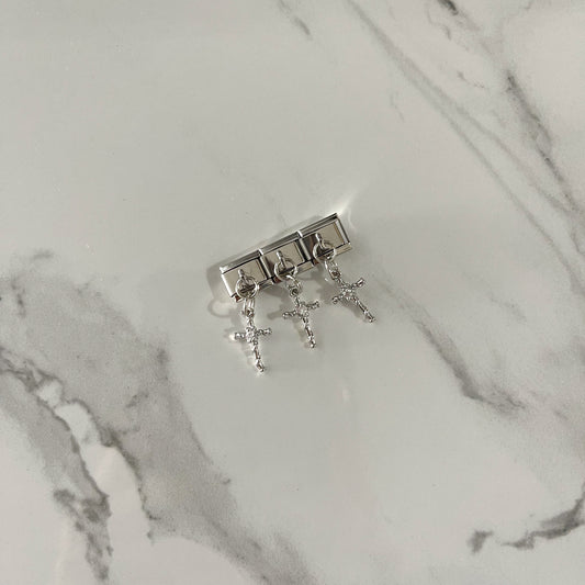 Charm cruz plateada