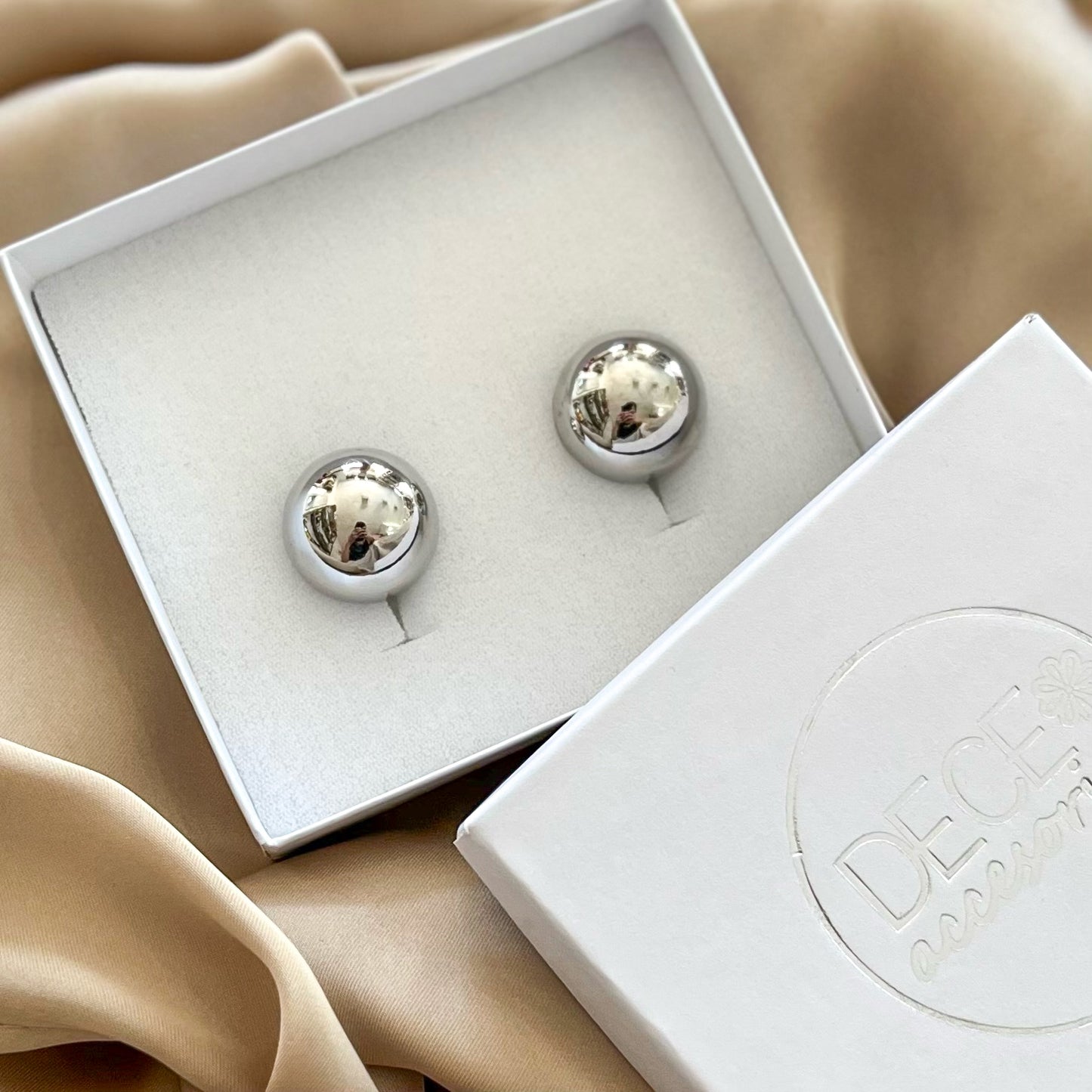 Aretes botón plateado