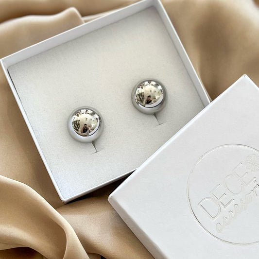 Aretes botón plateado
