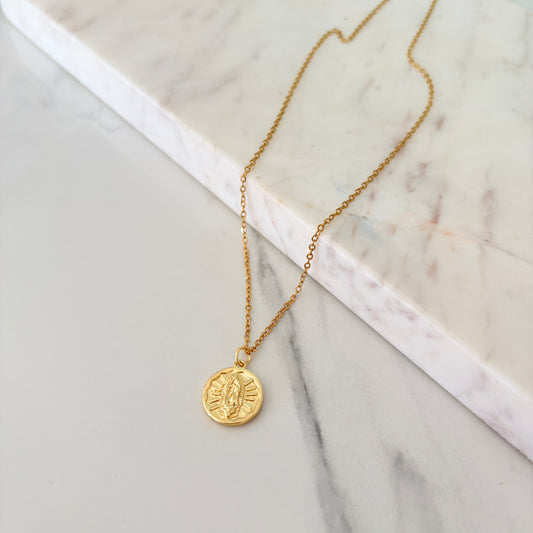 Collar virgen dorada